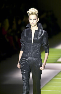 1205757400_Versace2001WomenRTW71.thumb.jpg.db5000b3b2a91c5012885ce024ec025b.jpg