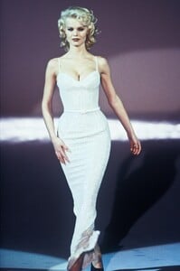 Gianfranco Ferre 1995 Women RTW 146.jpg