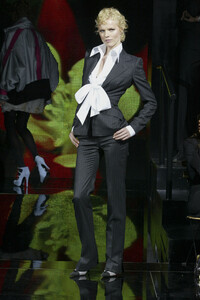 1216403245_DolceGabbana2003WomenRTW55.thumb.jpg.98d6498c97515a8938ec9a3a986497a8.jpg