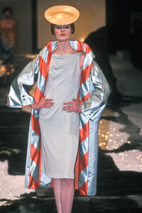 1224989400_Givenchy1998HauteCouture34.thumb.jpg.3a387a49ac5b93180b10d6364b6a036c.jpg