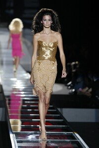 1229077290_GianniVersace2002HauteCouture63.thumb.jpg.fe57f2bb0396c52d76737f25281e3f3f.jpg