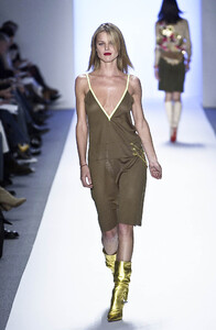 1233204197_MatthewWilliamson2002WomenRTW38.thumb.jpg.b44c46beb9b6b90838802c6d7108f2ee.jpg