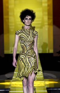 1246116966_GianniVersace2001HauteCouture17(1).thumb.jpg.0773f120fba459edc787a5bc7797cd75.jpg