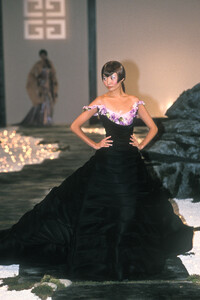 1246239781_Givenchy1998HauteCouture104.thumb.jpg.ed6f906a40c87cb58c2300277f856afd.jpg