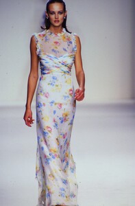 1251340634_oscar-de-la-renta-ss-1997(7).thumb.jpg.c934fbb6e7f6a5a21393fc4a822a34f7.jpg