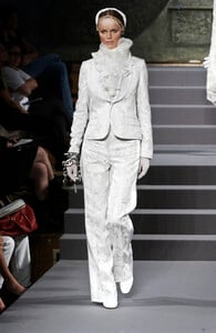 1260501983_ViktorandRolf2002WomenRTW46.thumb.jpg.fc8ce351032493ce057eeacbd5b98db5.jpg