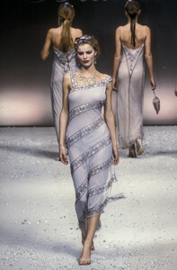 1264939345_Blumarine1998WomenRTW129.thumb.jpg.9313085d8e723df6c0732f86620b6b17.jpg