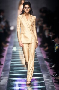 126823190_Versace2000WomenRTW20.thumb.jpg.a03a81caf98f7299957f729303f6f7d5.jpg