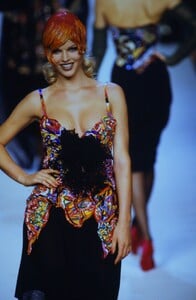 129581298_chanel-hc-fw-1992(6).thumb.jpg.95aa8bbaab40d7c0d41efa259d035343.jpg