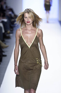 1297212134_MatthewWilliamson2002WomenRTW39.thumb.jpg.c6ea439328d432913a43ebb2ee100a7f.jpg