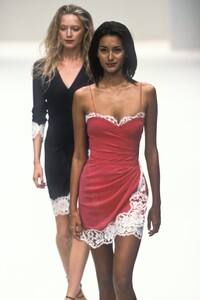 1299566903_EmanuelUngaro1998WomenRTW72.thumb.jpg.2532f9b23f2d37c292ce5c0090b8cee3.jpg