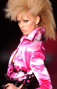 1300618474_GianniVersace2001HauteCouture19.thumb.jpg.2d0fbc2f8ad2b0fea4d9c8c8c77fb01c.jpg