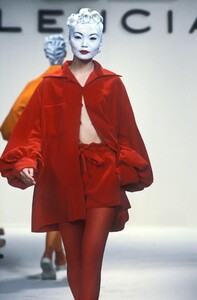 1303135598_Balenciaga1994WomenRTW3.thumb.jpg.98717471733dfe8e05f1e4848e2100a1.jpg