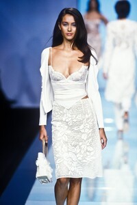 1308094855_Valentino2000WomenRTW126.thumb.jpg.bcc4773957089dc95cd9059740e27f75.jpg