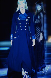 1313051024_versace-1993(2).thumb.jpg.aa6884d1ca040a1854dc2c9e848efb41.jpg