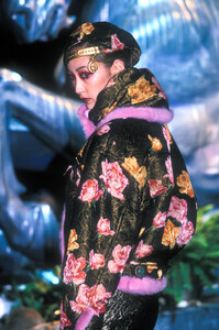 1315139478_ChristianDior1998WomenRTW31.thumb.jpg.a751f905a5912d250f6b4b7050bb5ec1.jpg