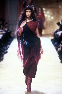 1329353761_EmanuelUngaro1999WomenRTW70.thumb.jpg.27629aeba1abe60712f0c107a2271920.jpg