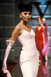 1337802845_Valentino1995HauteCouture108.thumb.jpg.f84f3f7ff3cd0b8288c7833bac79a88c.jpg