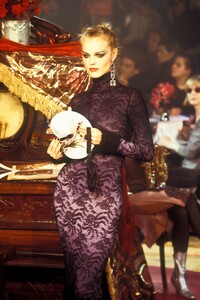 1348977663_JohnGalliano1998WomenRTW39.thumb.jpg.5509c1d33e5ccec8f8d4b765eae489bc.jpg