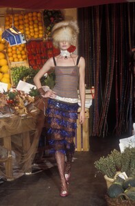 135333513_DolceGabbana2000WomenRTW33.thumb.jpg.f459ed07afa4066b95c9b62ae65cd441.jpg