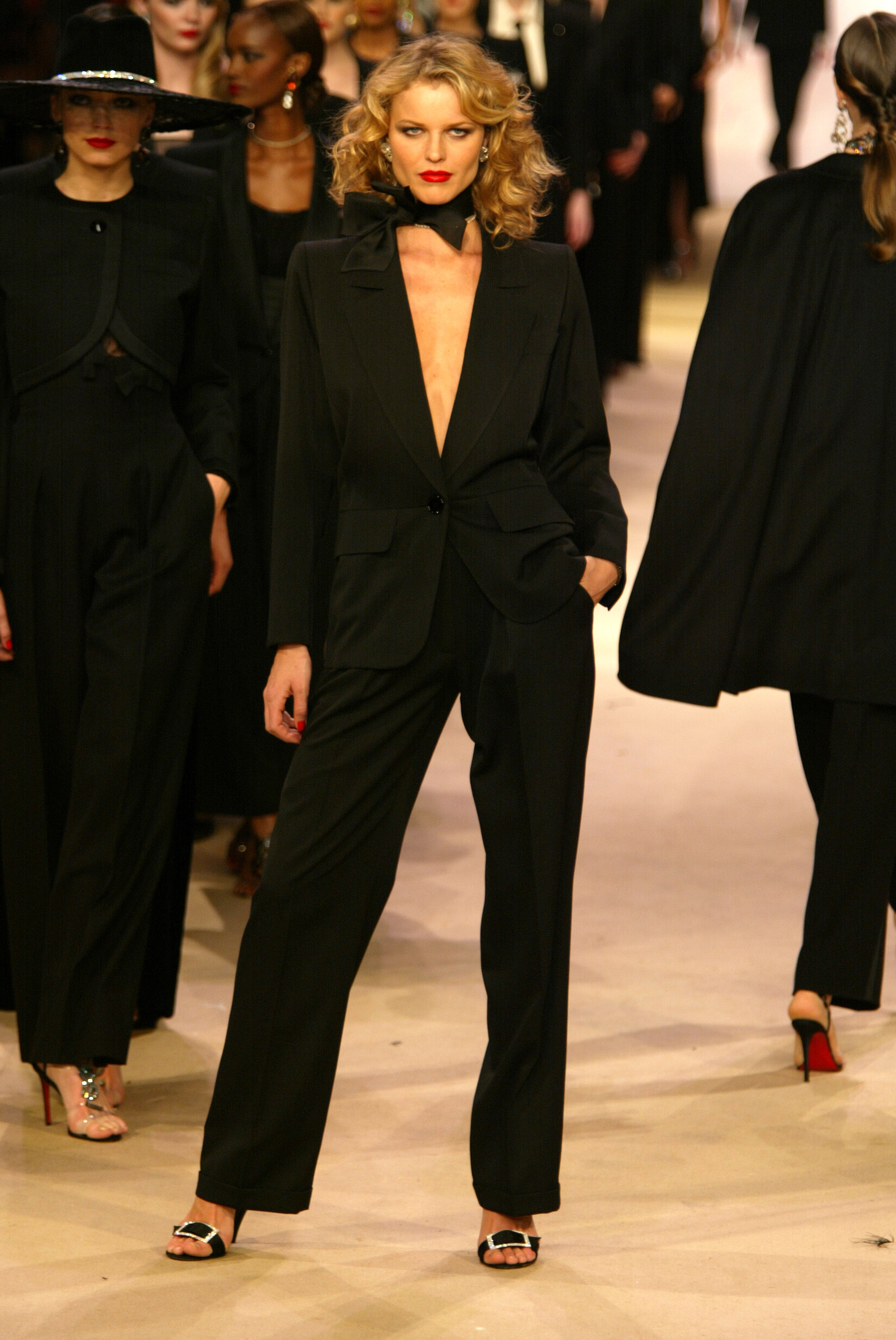 Yves Saint Laurent 2002 Haute Couture 145.jpg