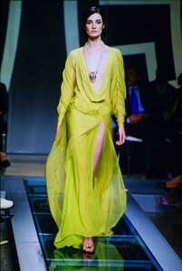 1360108504_Atelier-Versace-Fall-2000(14).thumb.jpg.f69d4a1281052622eff089fcd3ae9bc3.jpg