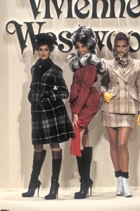 1361302414_VivienneWestwood1994WomenRTW40.thumb.jpg.b451b9de648d0e7400fa15084ac5c13d.jpg