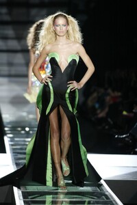 1363458400_GianniVersace2002HauteCouture82.thumb.jpg.3afe4c0db72bab8092477f303b2a96e2.jpg