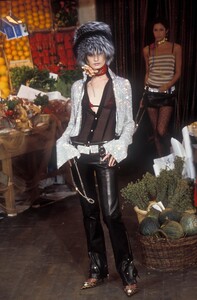 1368874971_DolceGabbana2000WomenRTW58.thumb.jpg.632028e217b6cc1a54230f0b45abb94a.jpg