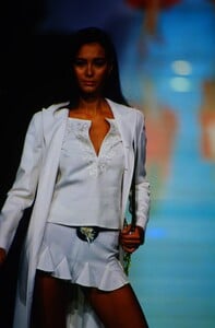 1369966580_VALENTINO-SS-2000(5).thumb.jpg.794e0eec4750759c7ac1f44c60e2e0c7.jpg