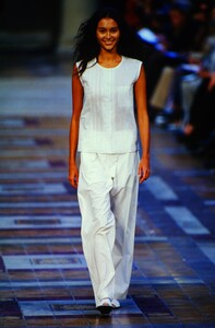1380809652_issey-miyake-ss-2000(2).thumb.jpg.8096be9b0c946d4e56c3536ebe4faebd.jpg