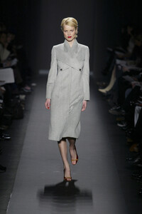 1382382080_CarolinaHerrera2003WomenRTW10.thumb.jpg.c4b4adef00ab4a04193c84794e62f4ca.jpg