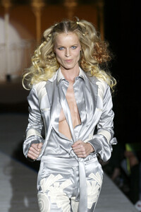 1387628520_AntonioBerardi2003WomenRTW9.thumb.jpg.4e52c63483ded917655066794b780aa5.jpg