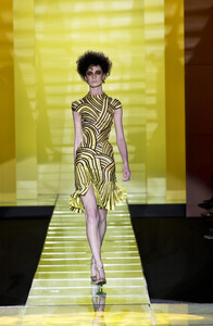 1418681650_GianniVersace2001HauteCouture17.thumb.jpg.00f71a993a97c01fa2479f9758b9bd9b.jpg