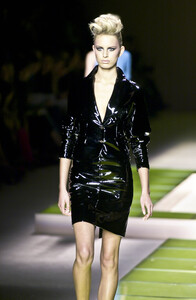 1430703342_Versace2001WomenRTW40.thumb.jpg.52ea3c099f7d2efbc2498737d6bc60d8.jpg