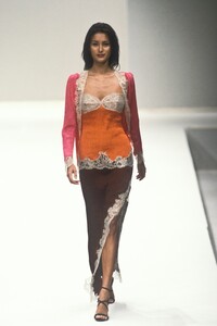 1440688372_EmanuelUngaro1998WomenRTW76.thumb.jpg.46f9aecec3c7f426b9ea920a90fa307c.jpg