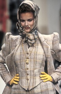 14423495_VivienneWestwood1994WomenRTW41.thumb.jpg.2a386effbdf3e145c89c91c12b75ebb5.jpg