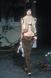 1447017115_DolceGabbana2001WomenRTW53.thumb.jpg.ec0799501f931a63856a70b3982bf7cd.jpg