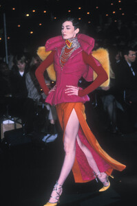 1447335700_ChristianDior1998WomenRTW2.thumb.jpg.066e977322ddc87f9b565e15a7d43e81.jpg