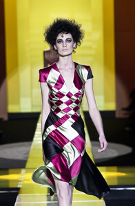 1470311035_GianniVersace2001HauteCouture78.thumb.jpg.495a1776e7d7db9ce2aa97c1cd89340a.jpg