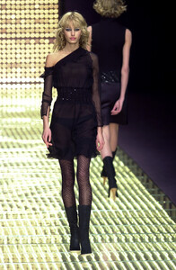 1489196390_VersusbyDonatella2001WomenRTW83.thumb.jpg.8c4e4ce7a5693b6981aa4e9e2243f60f.jpg