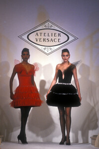 1494908244_GianniVersace1990HauteCouture19.thumb.jpg.78a5f4e87102383a5cacae63bd763f02.jpg