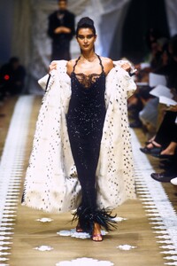 1498106677_EmanuelUngaro1999HauteCouture58.thumb.jpg.d6c4ef765c7b85463c5caf47939cc85f.jpg