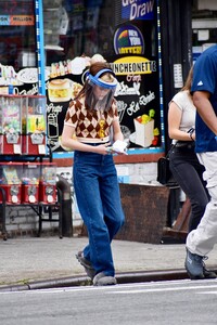       zoe040821BZNimage107.jpg
