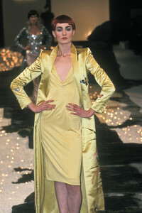 1502621348_Givenchy1998HauteCouture20.thumb.jpg.17cc2cb1857fb1842f39fc2e9227774d.jpg