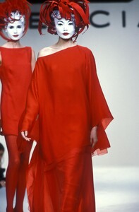 1506423152_Balenciaga1994WomenRTW21.thumb.jpg.c9d019f7b41804383ca1d3341eba5df4.jpg