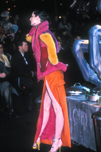 1526160829_ChristianDior1998WomenRTW5.thumb.jpg.964569acb0129fd29851336b435a686a.jpg