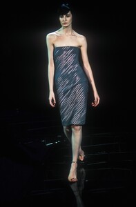 1527253878_Versace1999WomenRTW11.thumb.jpg.87ff3b1aec0d6a1ae6e8f99eb8235115.jpg