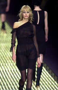1530729654_VersusbyDonatella2001WomenRTW84.thumb.jpg.1ae00d7944c3dd8d73b39a7e13f714ed.jpg