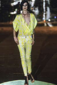 1555844834_RobertoCavalli2001WomenRTW94.thumb.jpg.a1117a163a466af6a1f0c002ed5ac99c.jpg